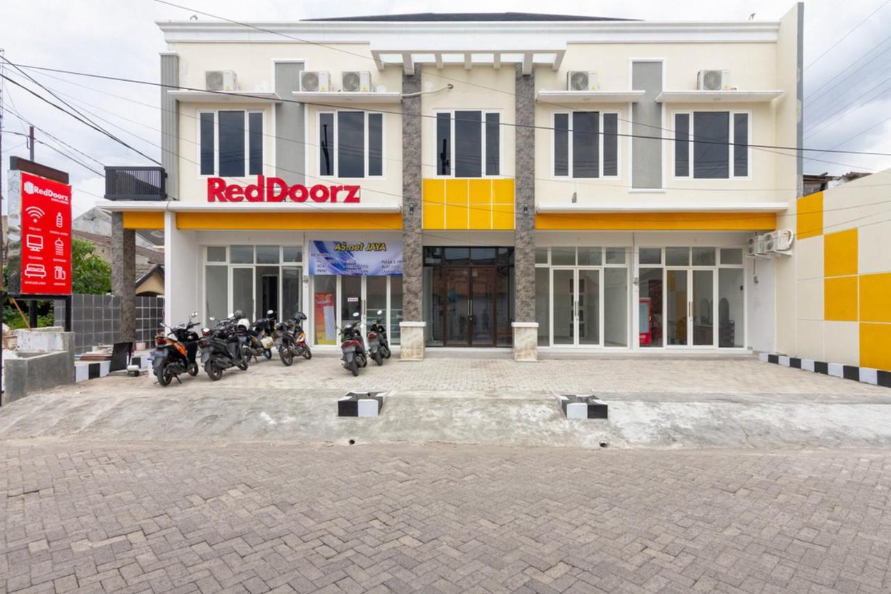 Hotel Reddoorz Syariah @ Kebraon Surabaya Esterno foto