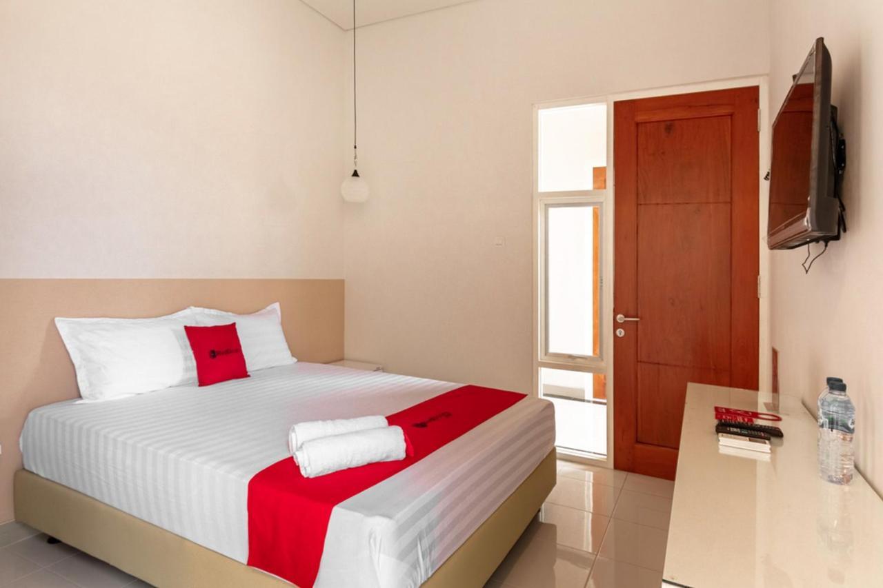 Hotel Reddoorz Syariah @ Kebraon Surabaya Esterno foto