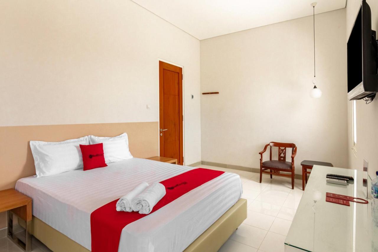 Hotel Reddoorz Syariah @ Kebraon Surabaya Esterno foto