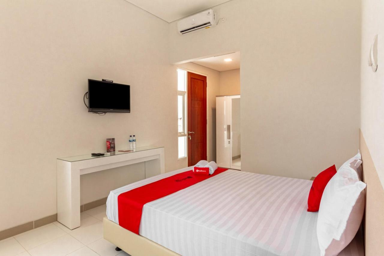 Hotel Reddoorz Syariah @ Kebraon Surabaya Esterno foto