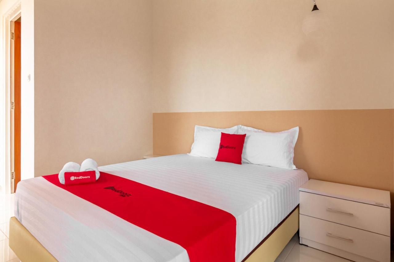 Hotel Reddoorz Syariah @ Kebraon Surabaya Esterno foto