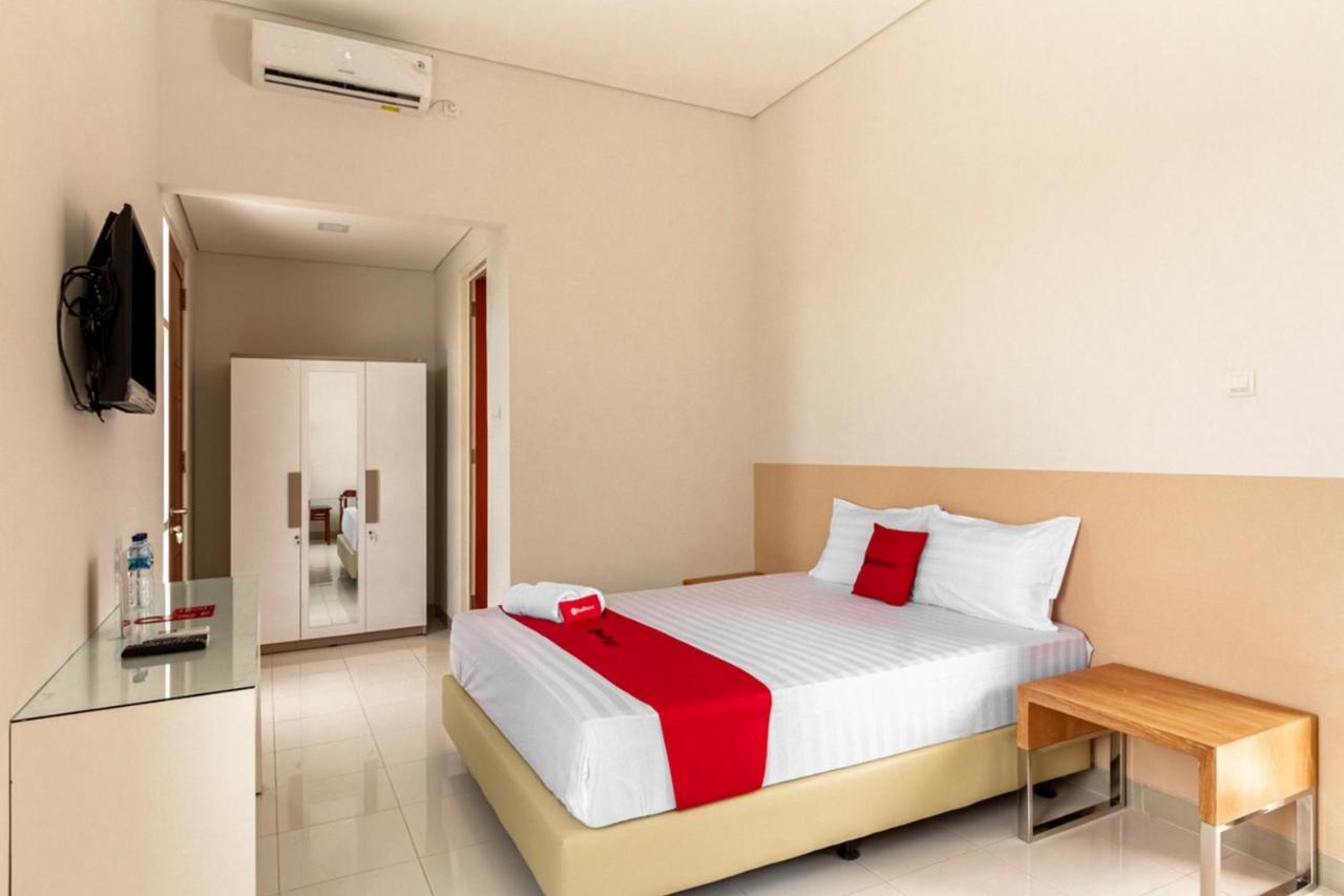 Hotel Reddoorz Syariah @ Kebraon Surabaya Esterno foto