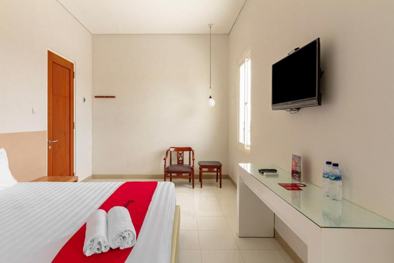 Hotel Reddoorz Syariah @ Kebraon Surabaya Esterno foto